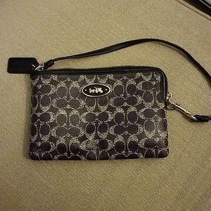 🌼Coach wristlet🌼